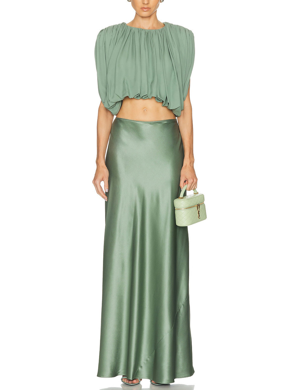 Elegante set con top corto arricciato e gonna midi in raso