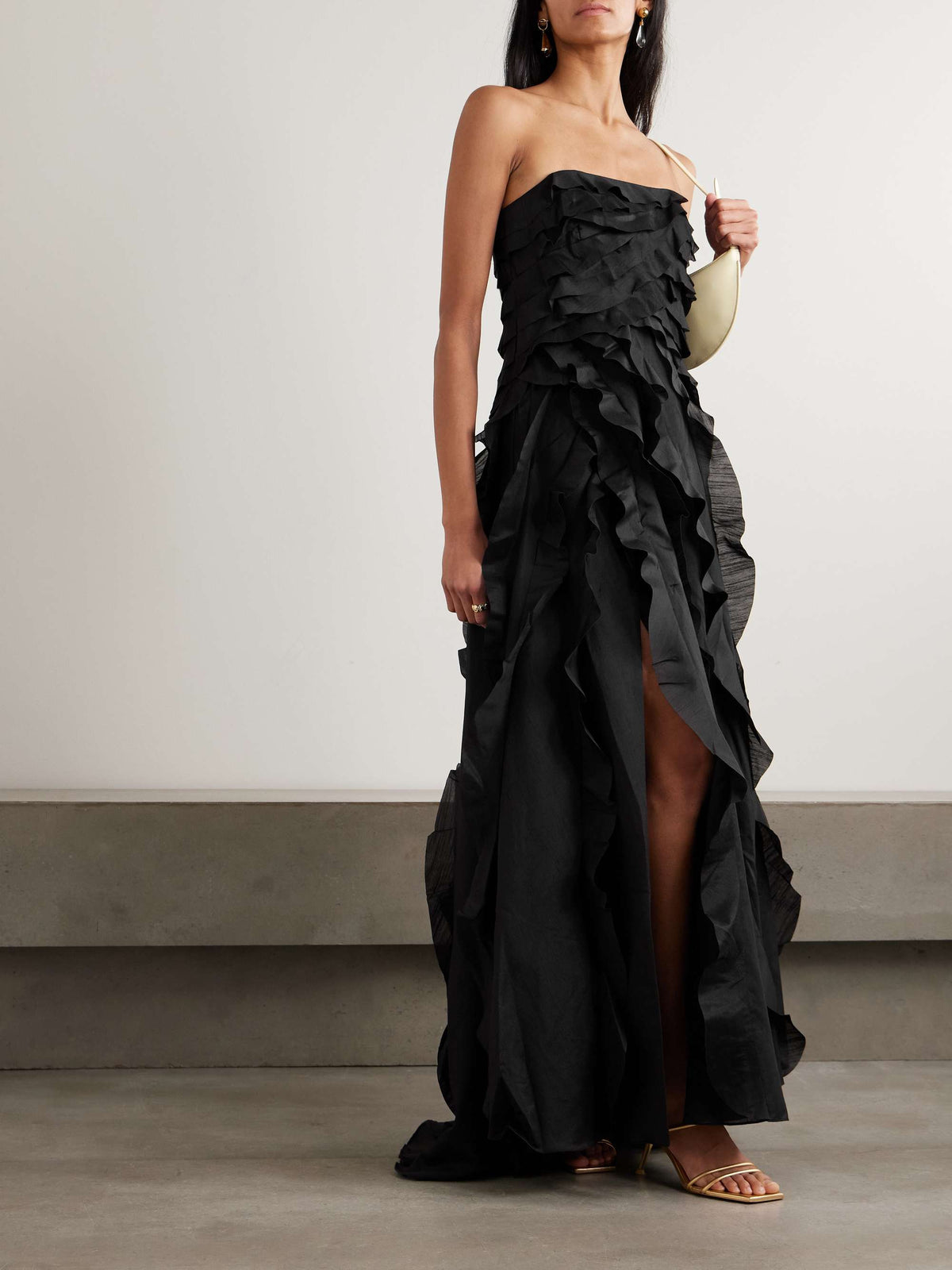 Trägerloses Maxikleid mit Kaskadenrüschen und hohem Schlitz