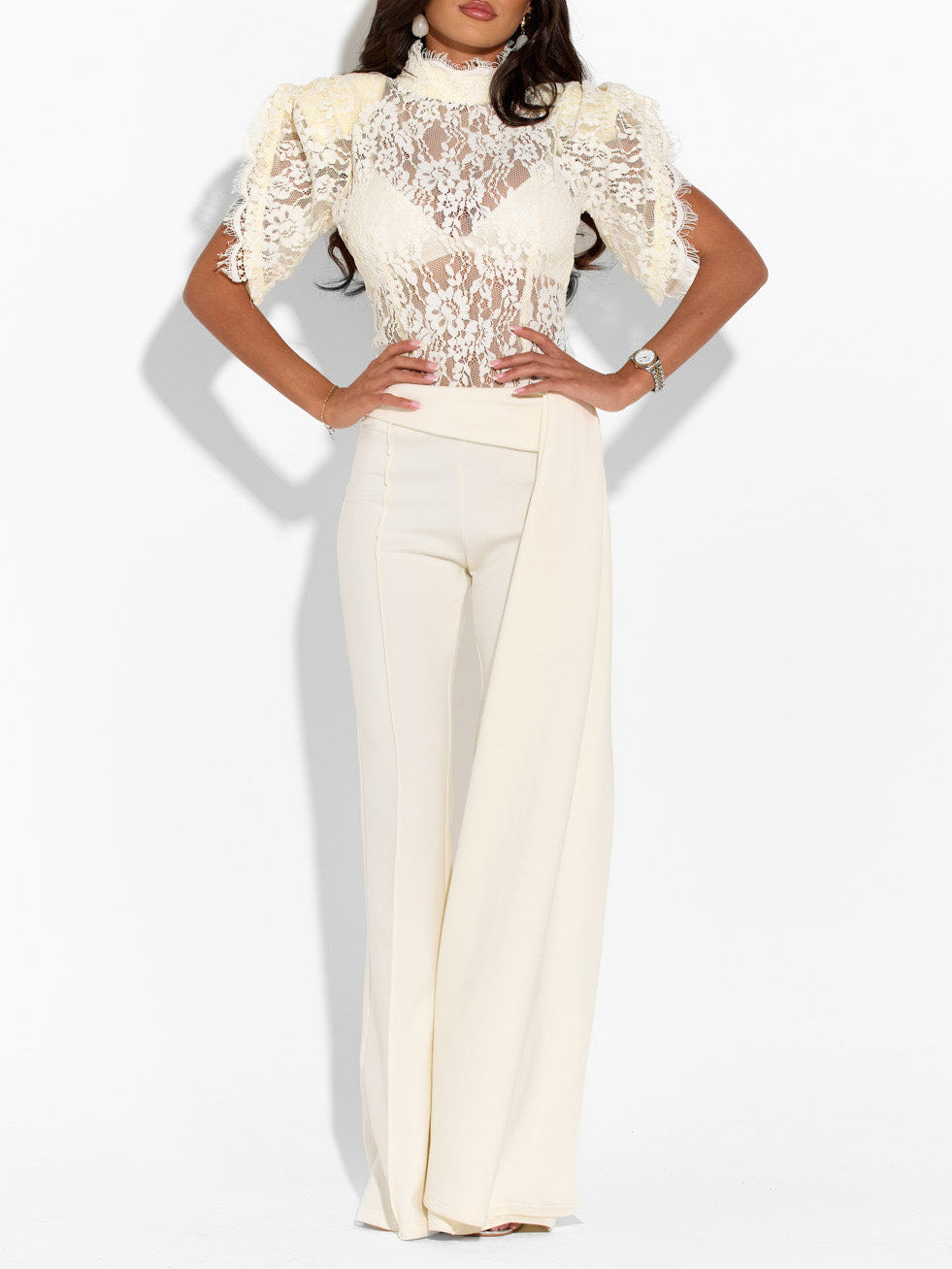 Elegante completo a due pezzi con top in pizzo a collo alto e pantaloni a gamba larga