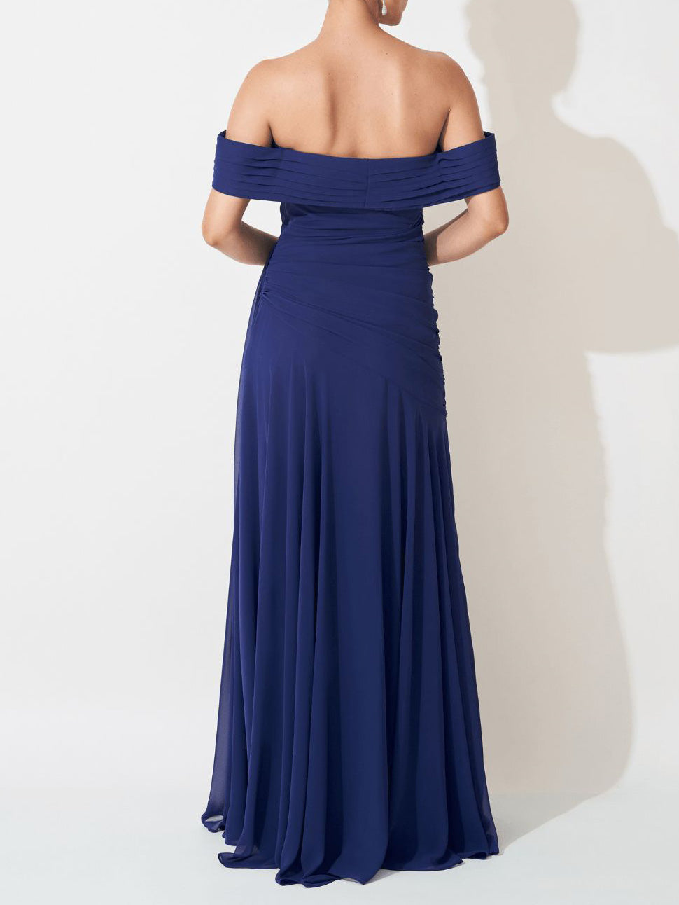 Abito lungo elegante in chiffon arricciato con spalle scoperte