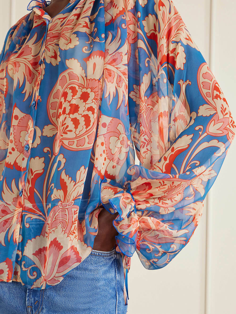 Moderna blusa in chiffon stampato con volant