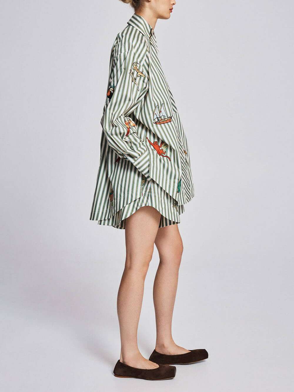 Completo con camicia a righe unica, a maniche lunghe e abbottonata sul davanti, e shorts con vita elasticizzata e coulisse