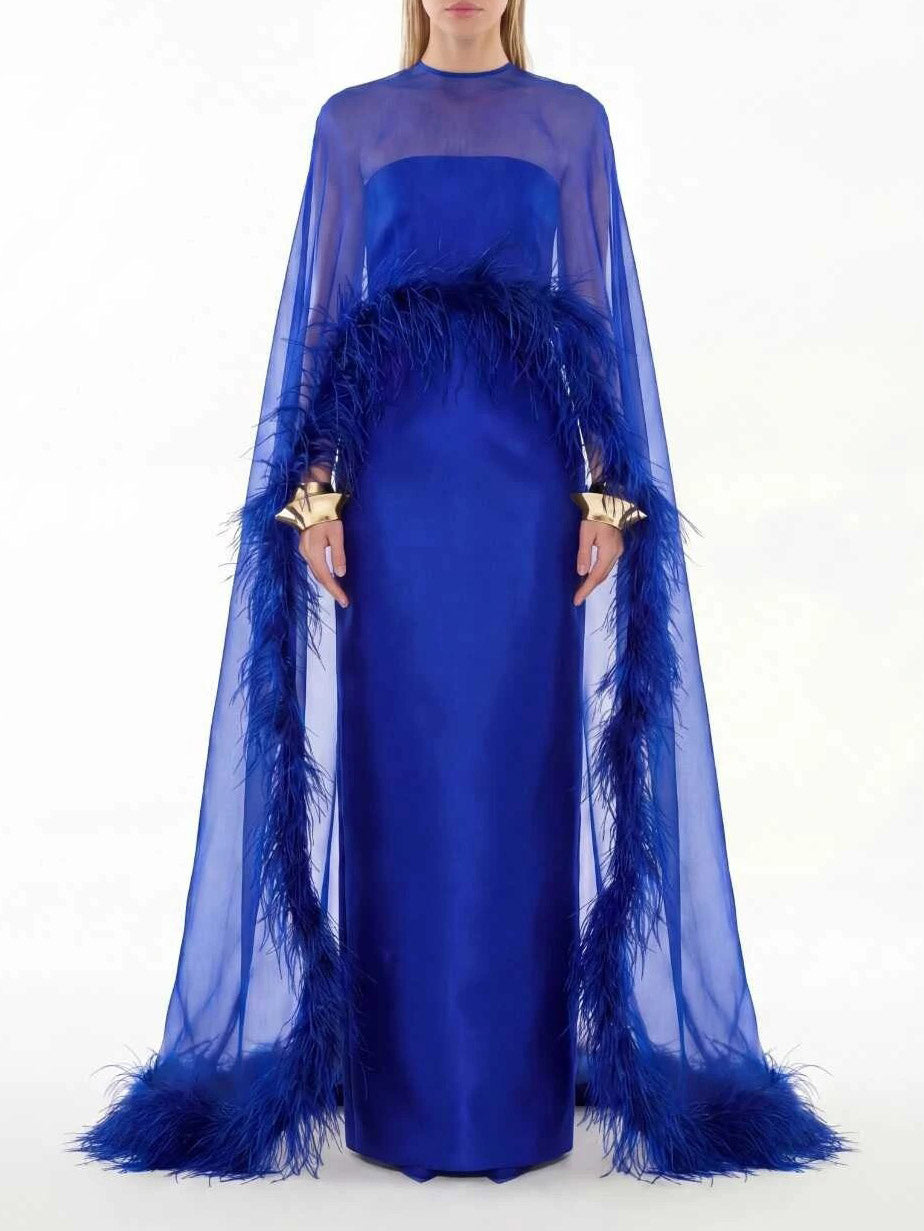Elegante abito maxi in raso nero con scialle in chiffon trasparente