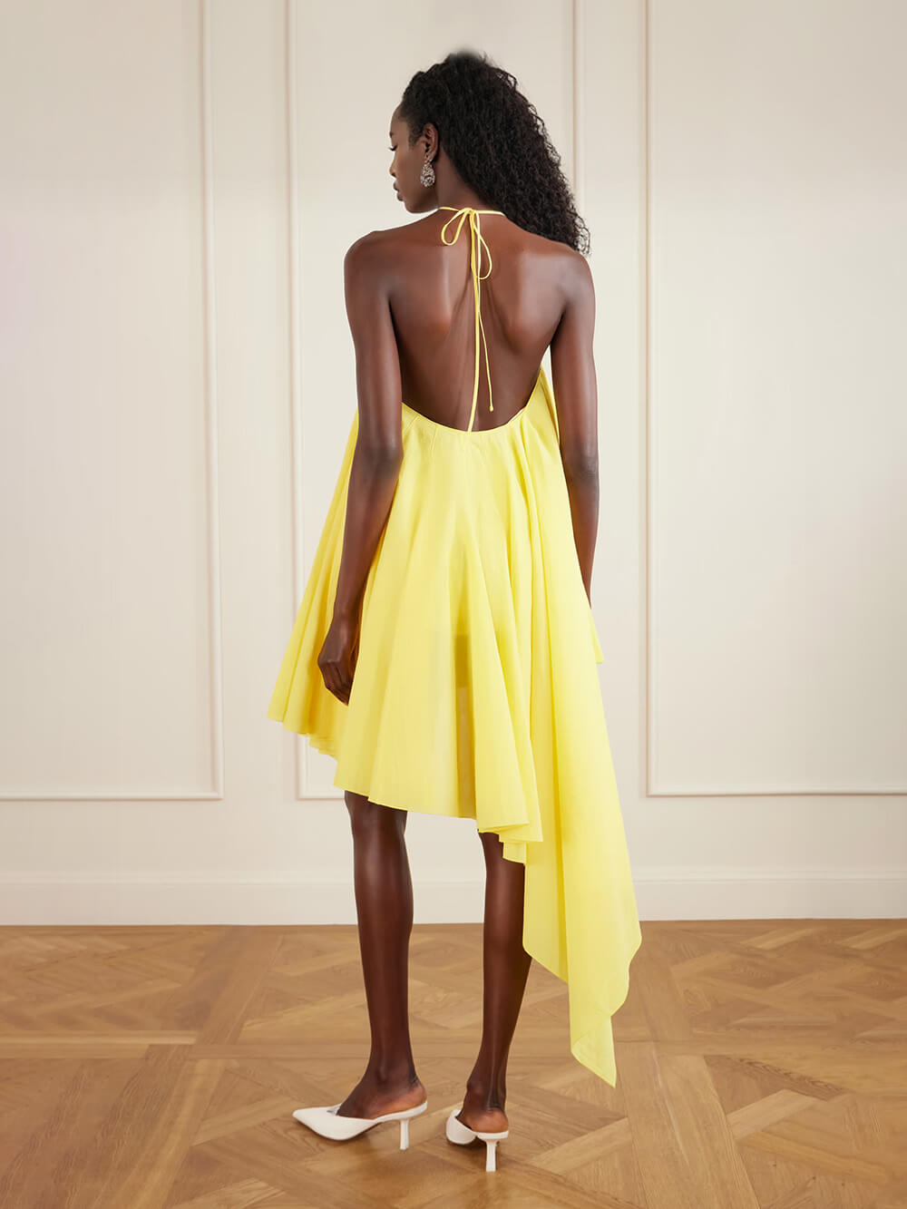 Vestido mini elegante amarelo de chiffon crepe, assimétrico e com decote halter