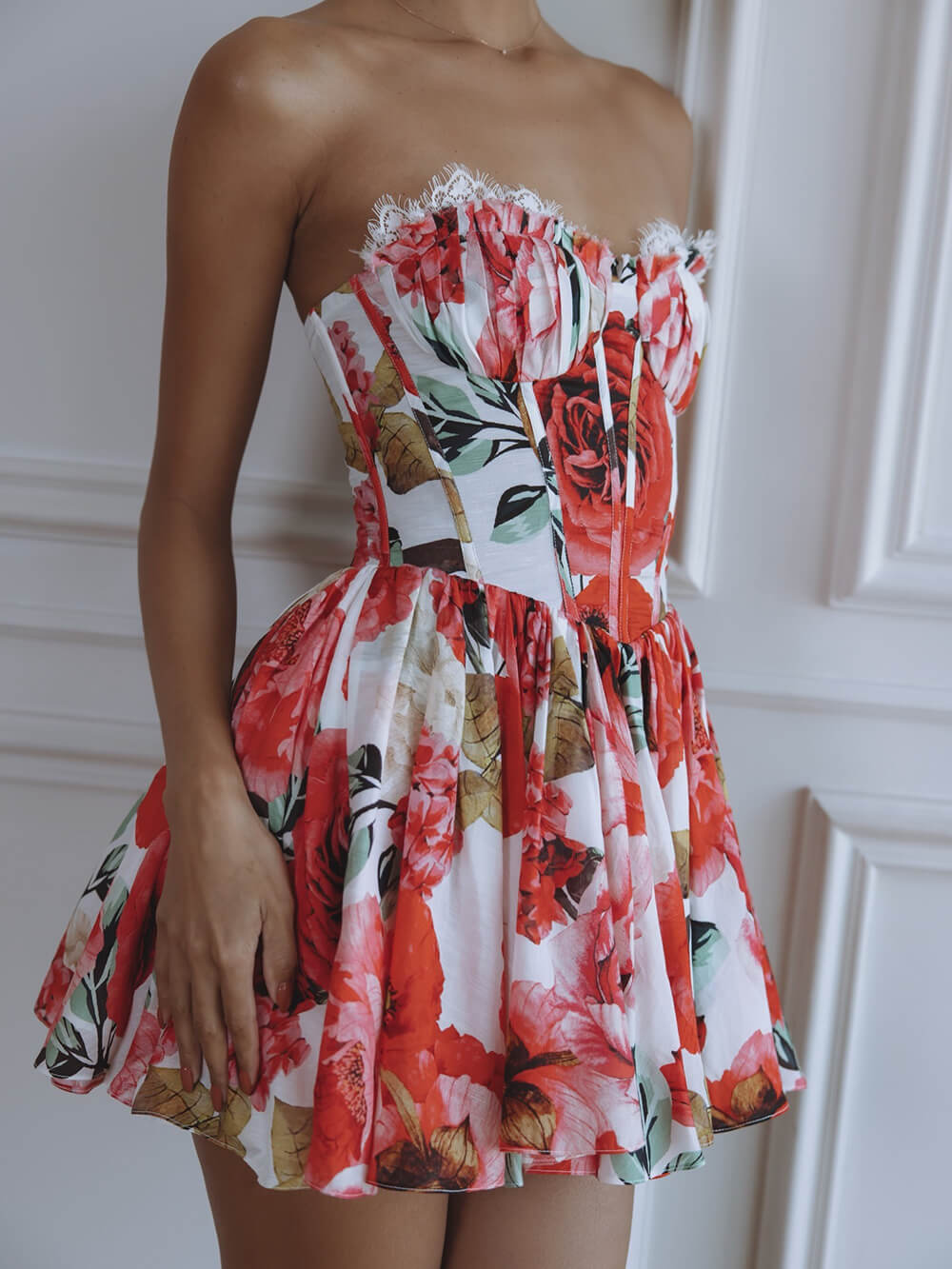 Delicado minivestido ajustado con estampado, encaje de pestañas y paneles