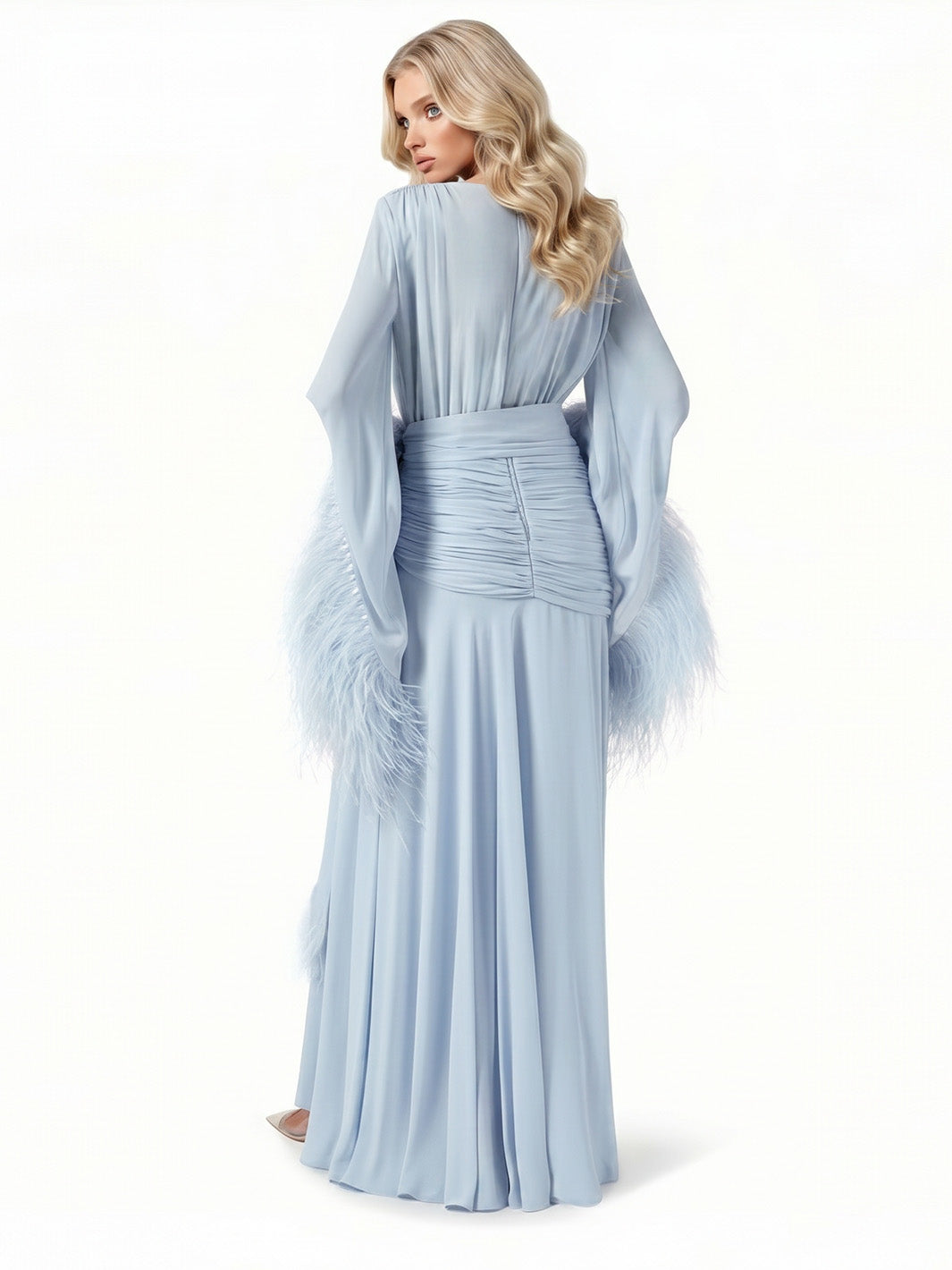 Maxi abito elegante in chiffon fluido con scollo a V e polsini con piume