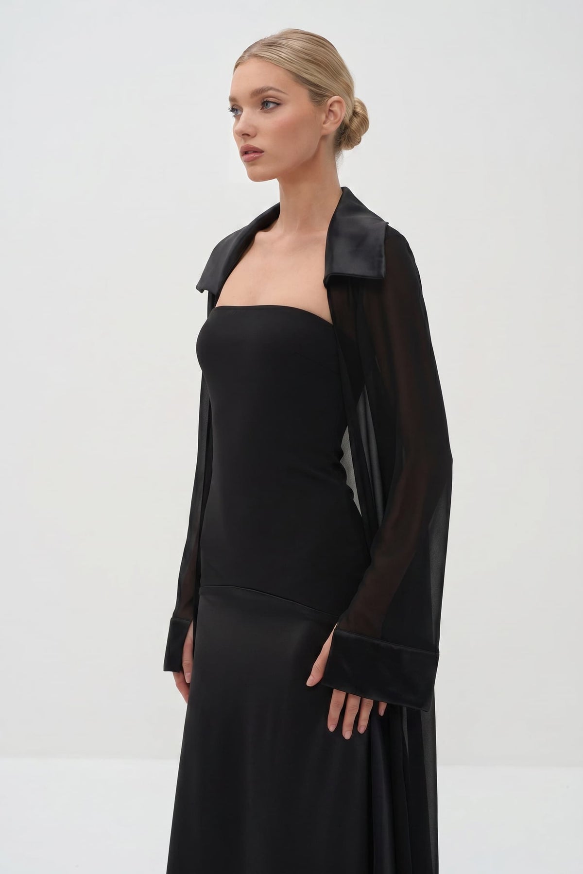 Conjunto elegante de duas peças com vestido comprido de cetim e sobreposição comprida de chiffon transparente