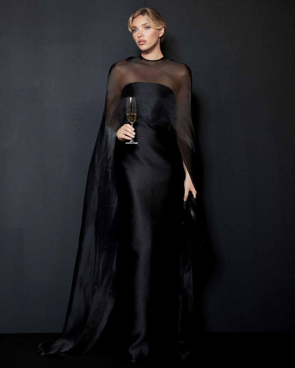 Vestido comprido elegante de cetim, com sobreposição de capa transparente