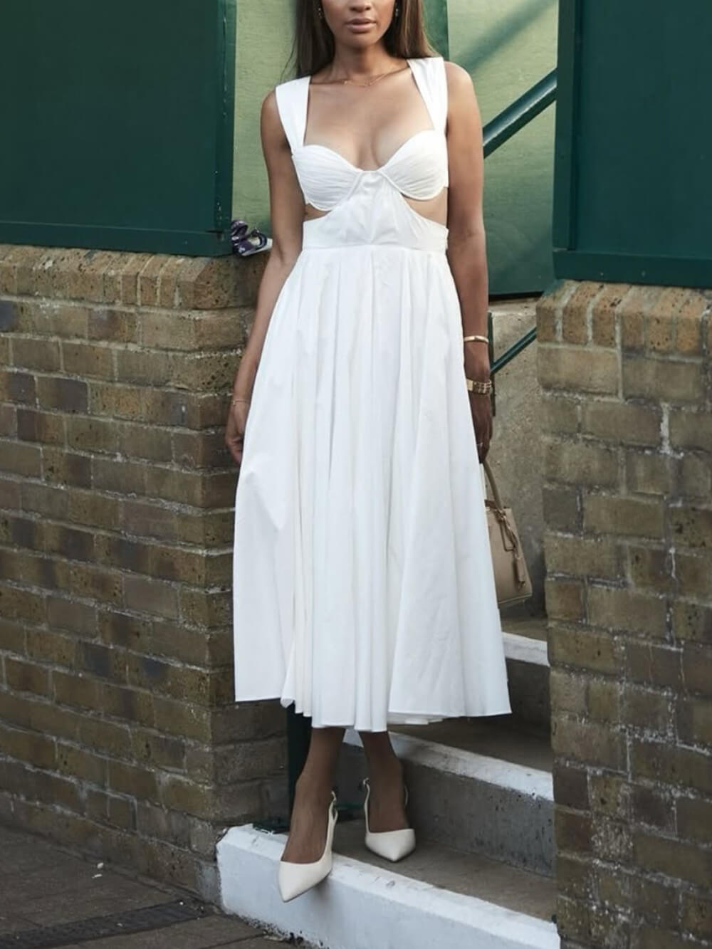 Elegante abito midi plissettato con schiena scoperta e dettagli cut-out