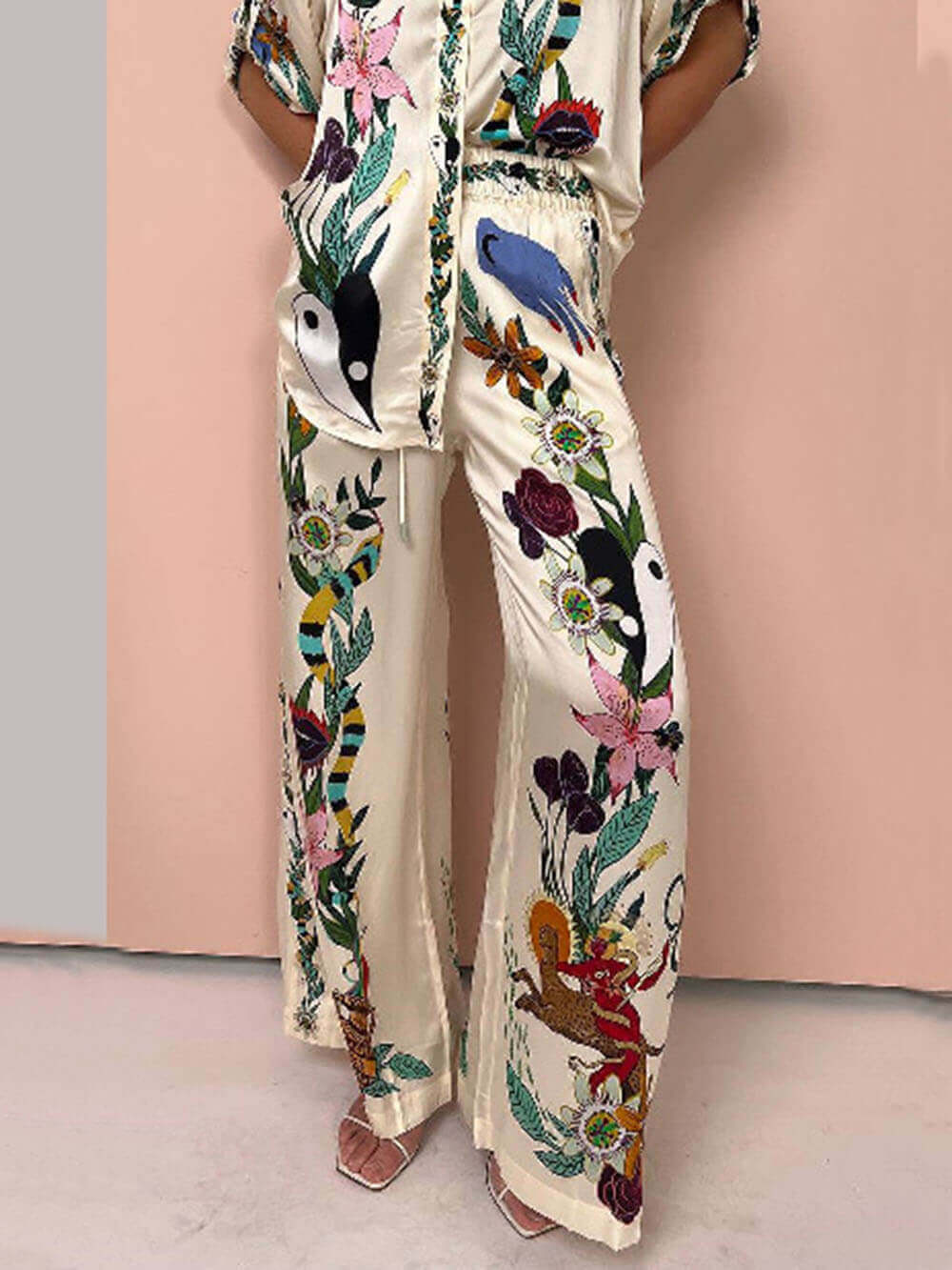 Ensemble moderne et raffiné en satin à imprimé original, composé d’un chemisier ample et d’un pantalon ample à taille élastique et poches