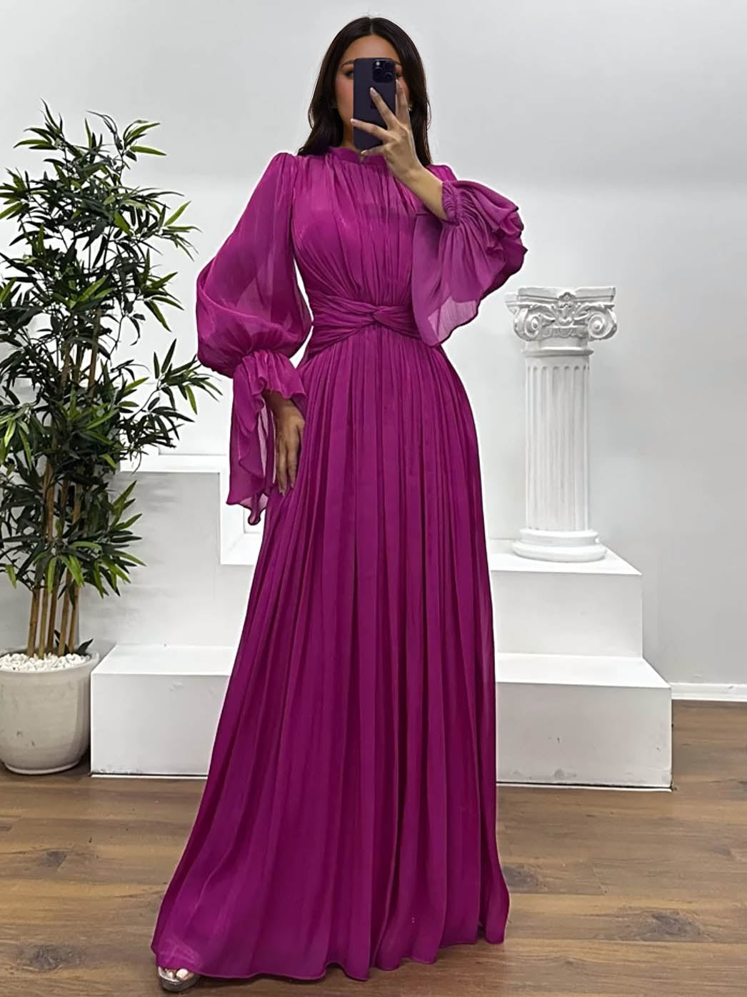 Vestido largo elegante, fluido y plisado, de manga larga