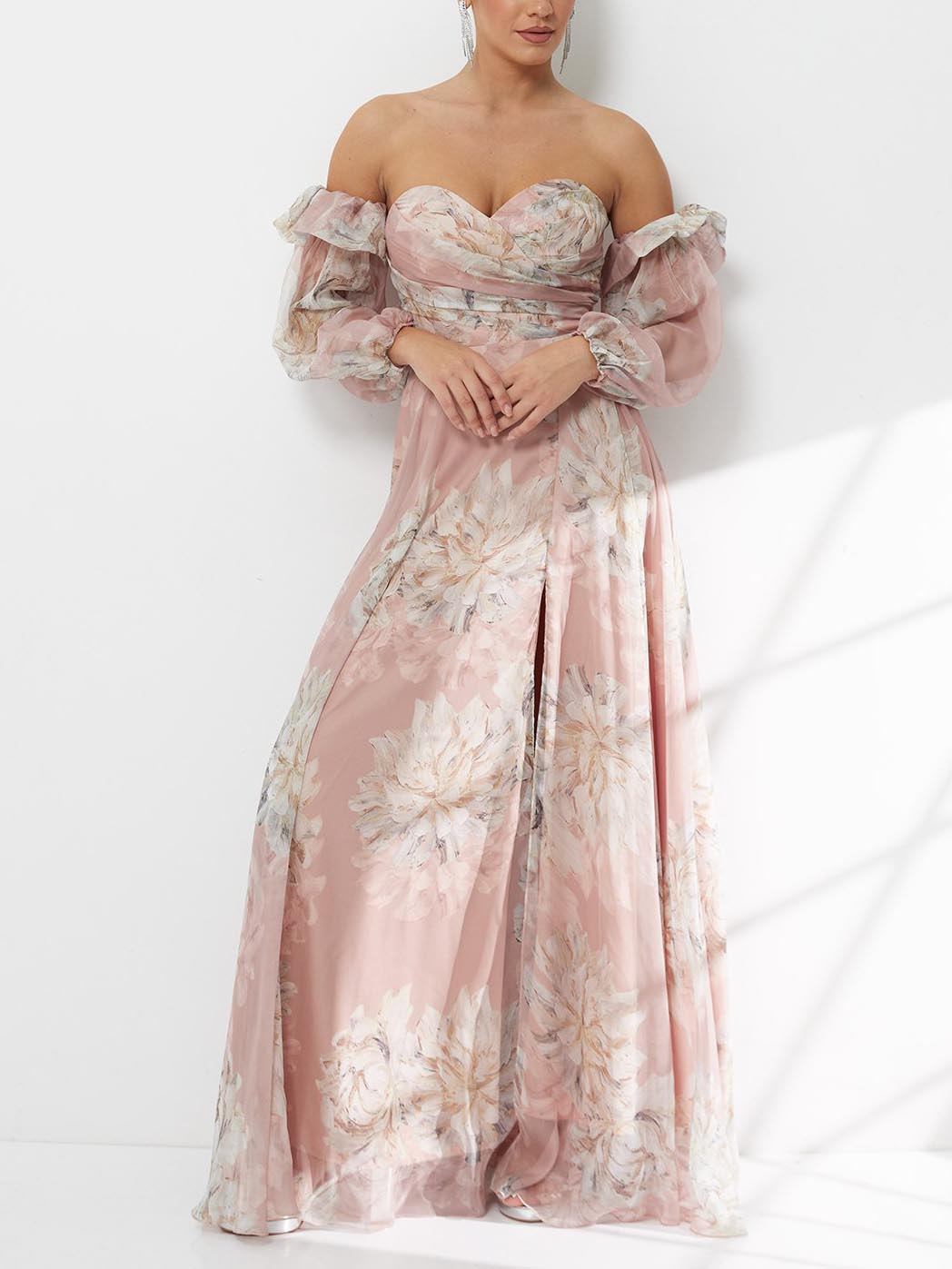 Vestido maxi elegante floral de chiffon com ombros descobertos e racha