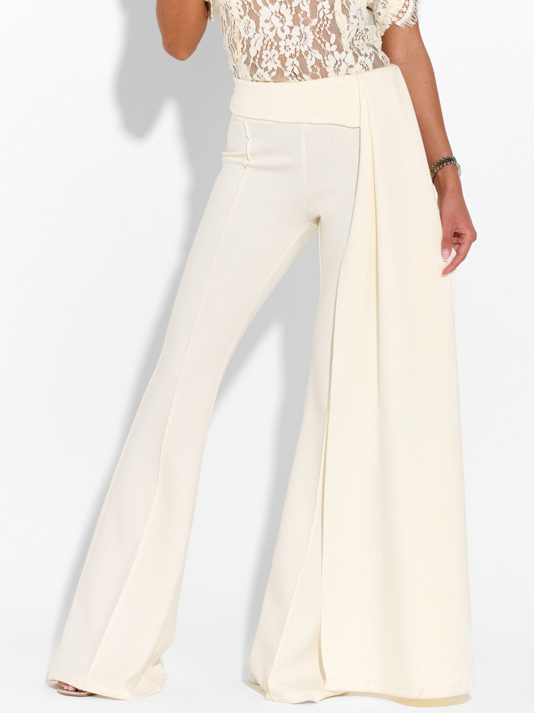 Elegante completo a due pezzi con top in pizzo a collo alto e pantaloni a gamba larga