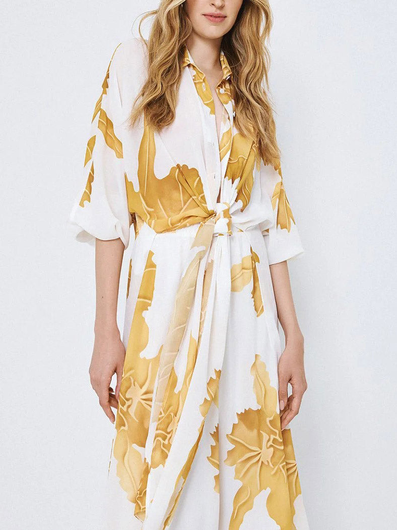 Conjunto elegante de dos piezas con estampado floral dorado
