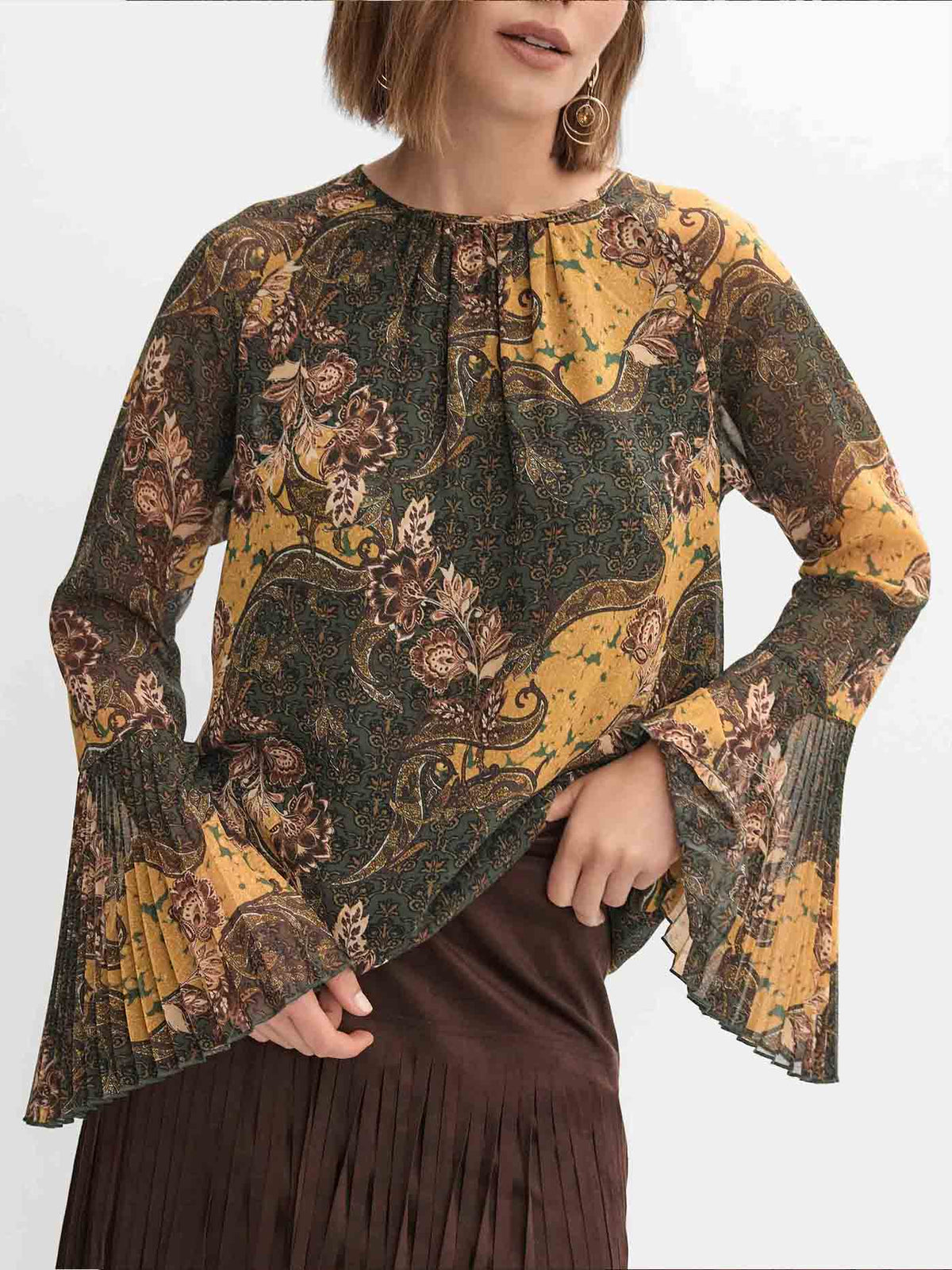 Conjunto retro de dos piezas con camisa de estampado paisley y mangas acampanadas