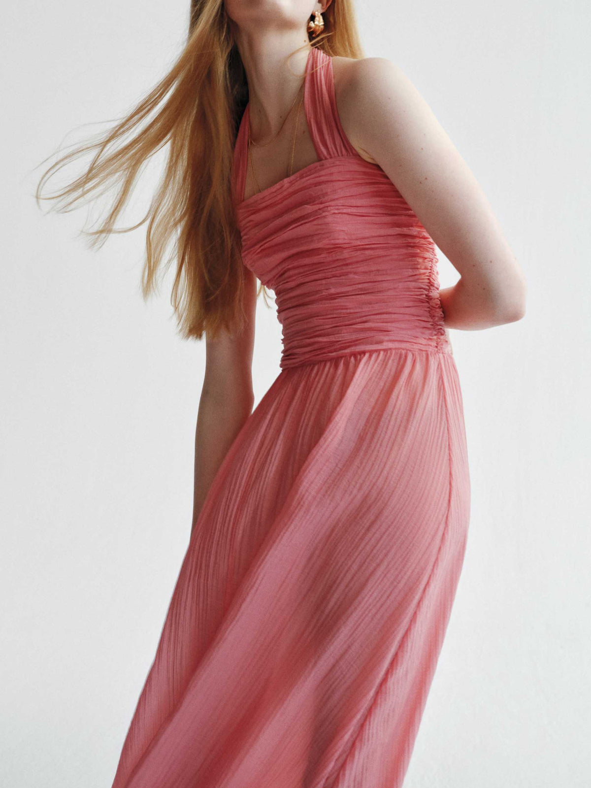 Robe longue élégante fluide à col licou et taille froncée