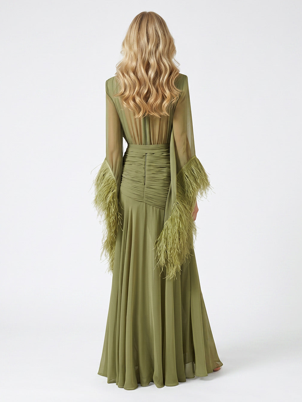 Maxi abito elegante in chiffon fluido con scollo a V e polsini con piume