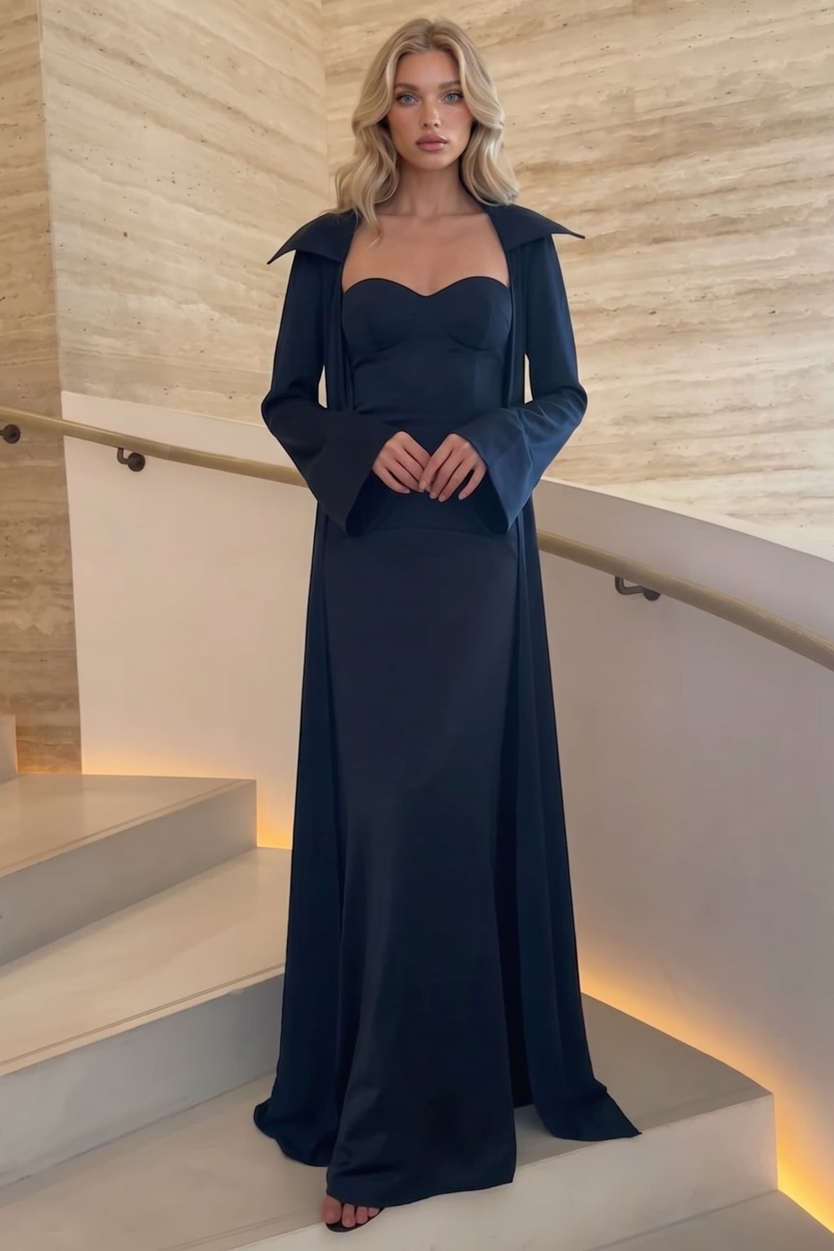 Conjunto elegante de duas peças com vestido comprido de cetim e sobreposição comprida de chiffon transparente