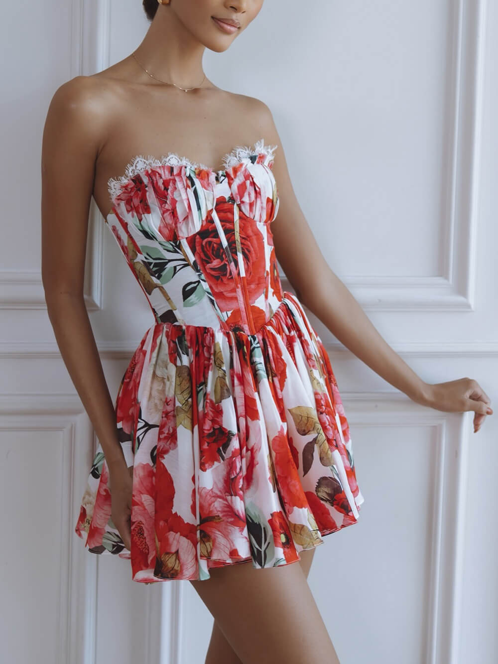 Delicado minivestido ajustado con estampado, encaje de pestañas y paneles