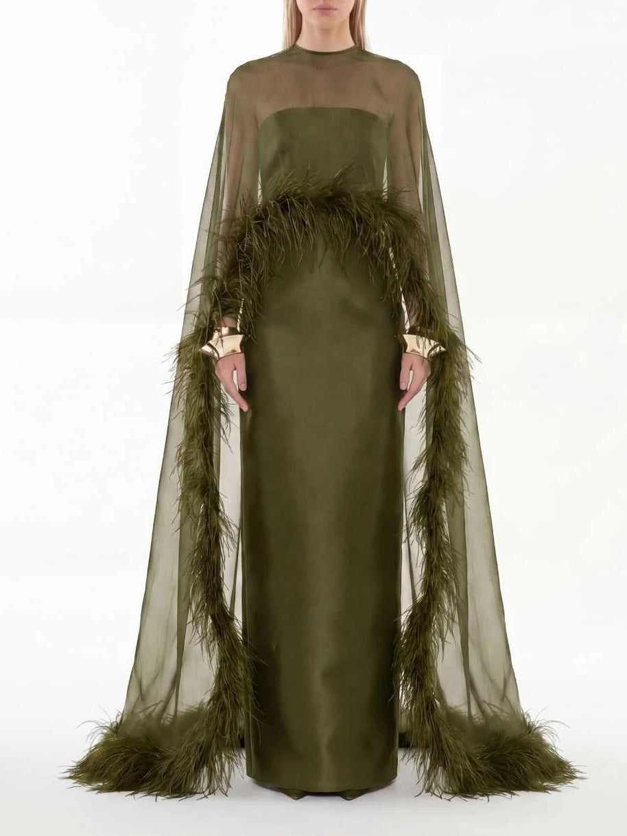 Elegante abito maxi in raso nero con scialle in chiffon trasparente