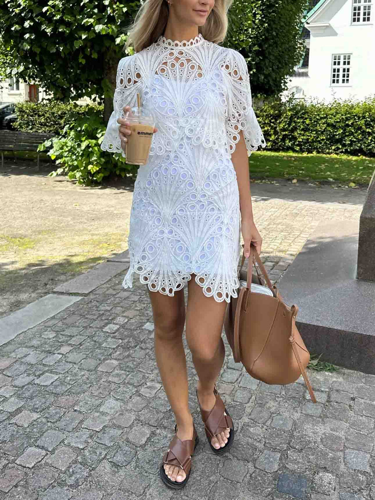 Elegantes Minikleid aus Häkelspitze mit Pfauenmuster