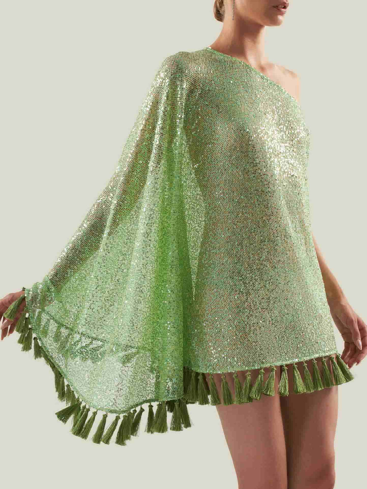 Elegantes zweiteiliges Set aus asymmetrischem Pailletten-Quastentop und ausgestellter Hose