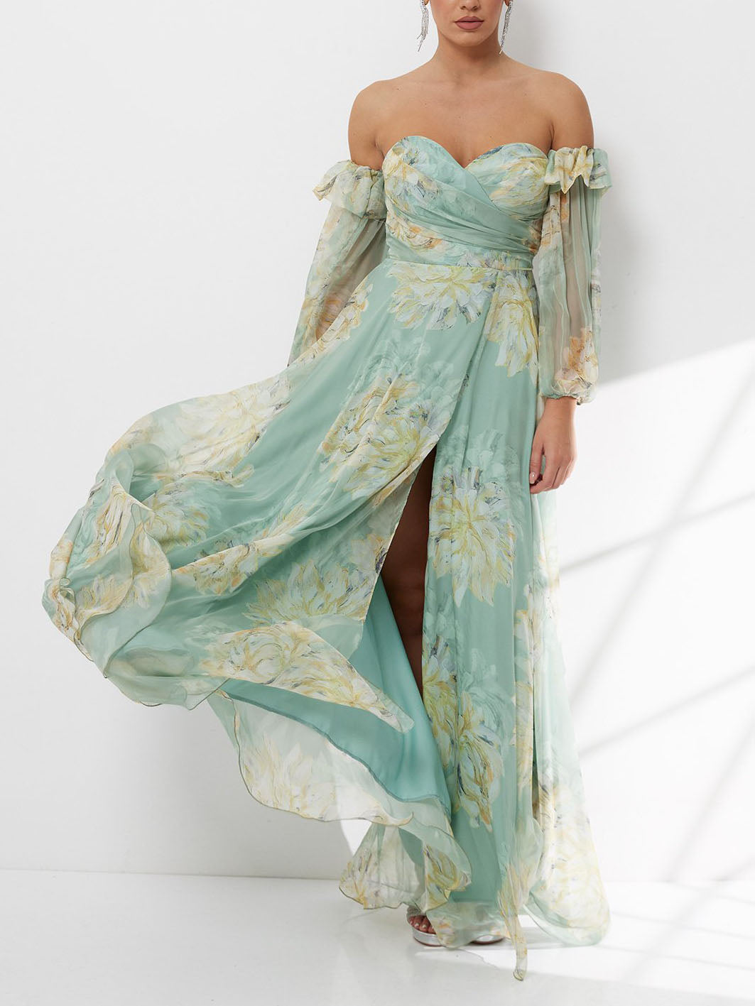 Vestido maxi elegante floral de chiffon com ombros descobertos e racha