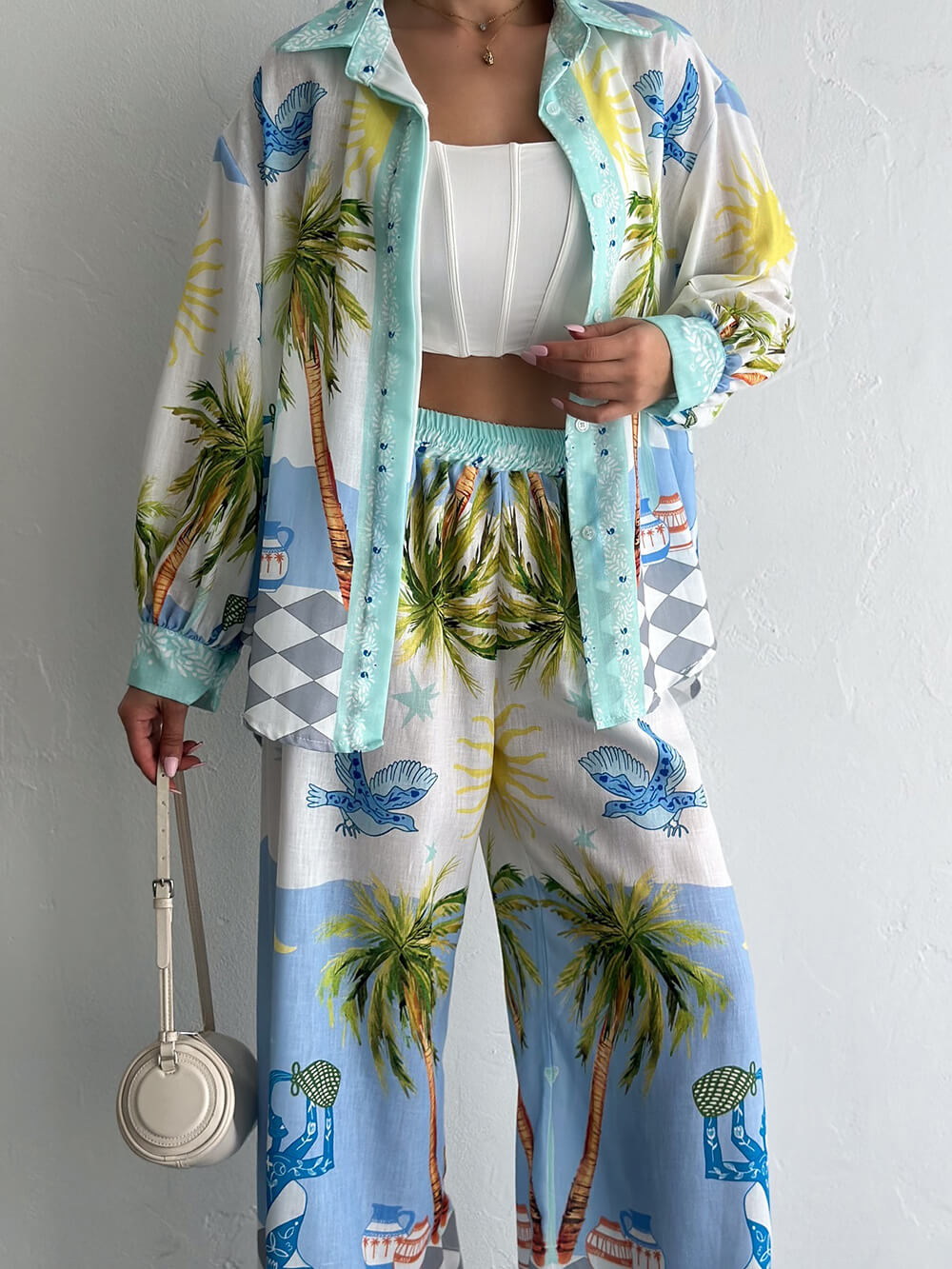 Camicia unica oversize, ampia e con bottoni, con stampa di palme sul mare