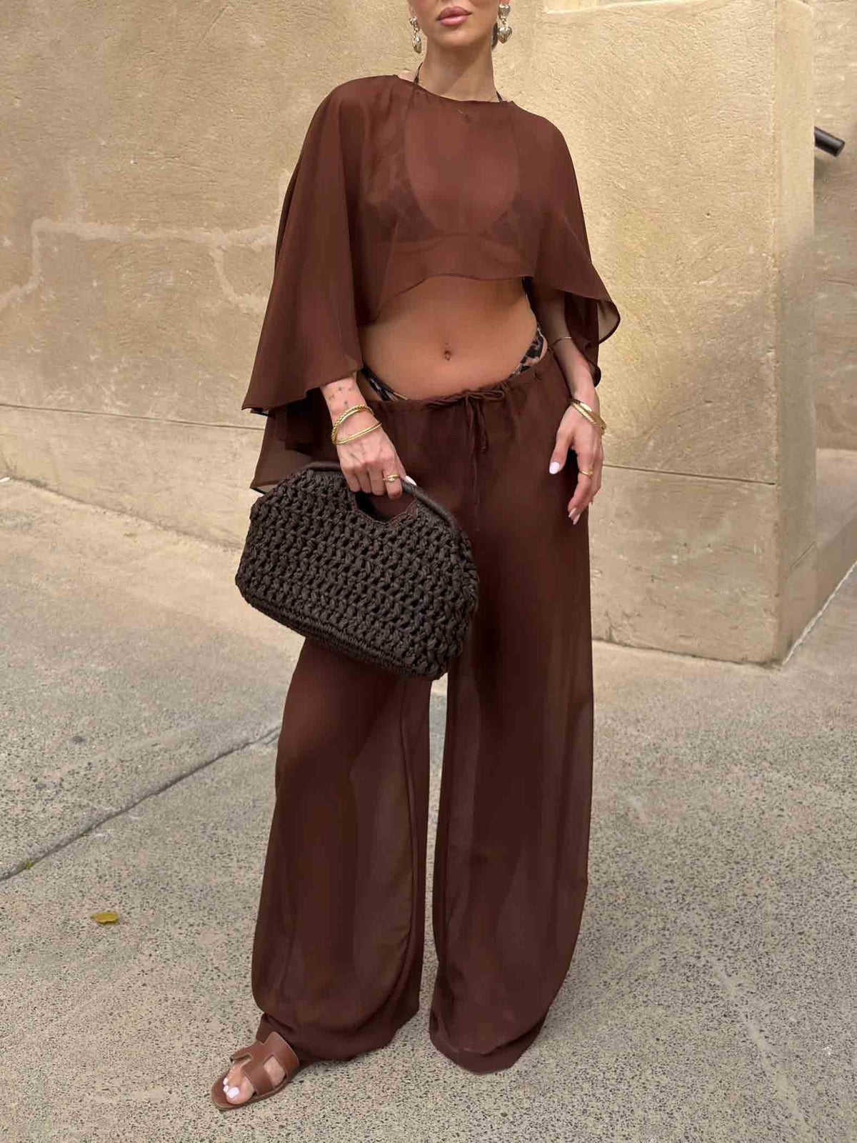 Ensemble de plage deux pièces avec crop top à manches cape transparentes et pantalon large