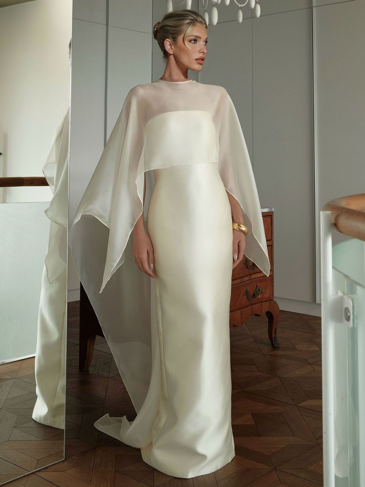 Vestido comprido elegante de cetim, com sobreposição de capa transparente