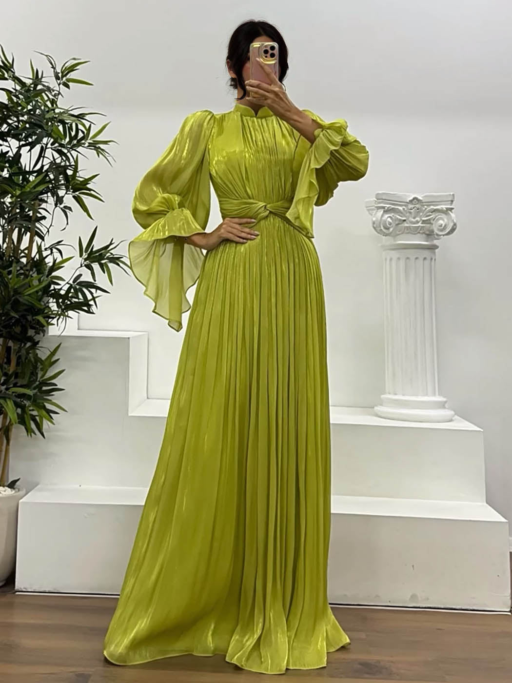 Vestido largo elegante, fluido y plisado, de manga larga