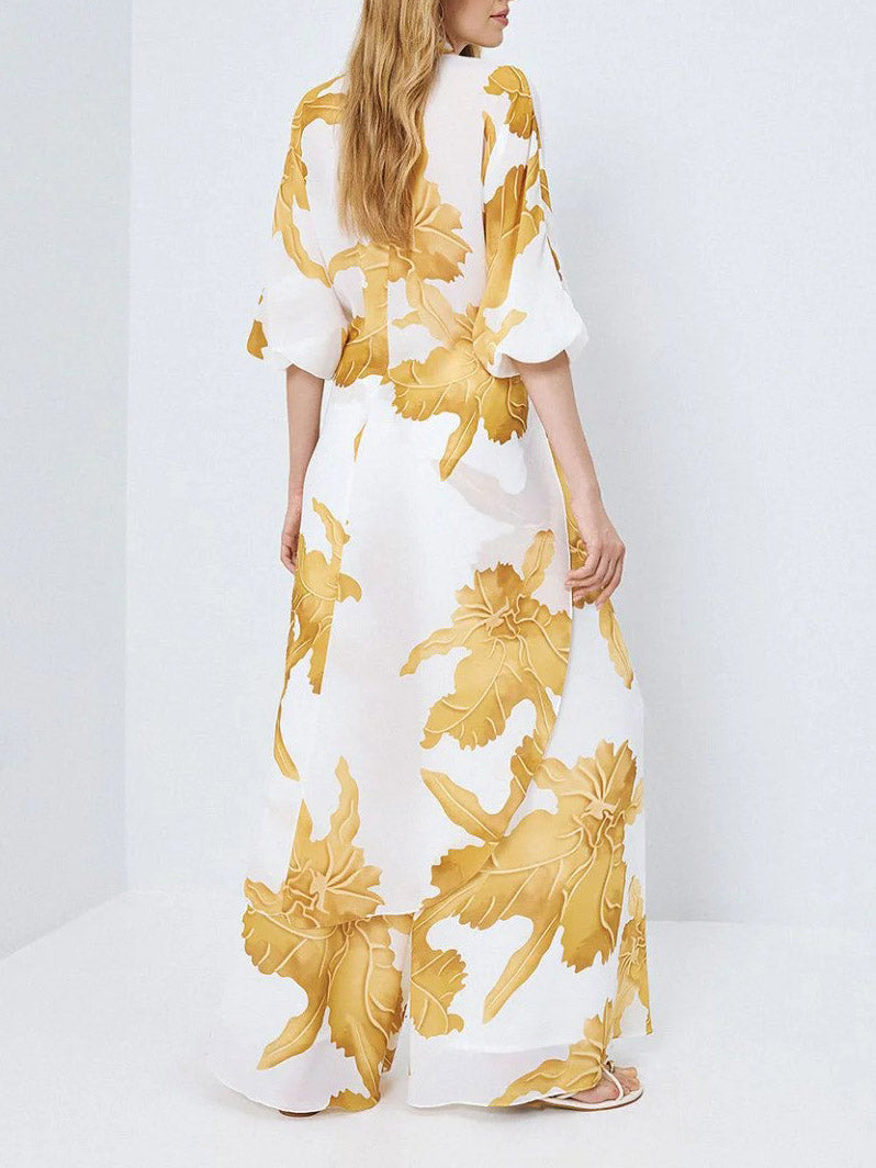 Conjunto elegante de dos piezas con estampado floral dorado