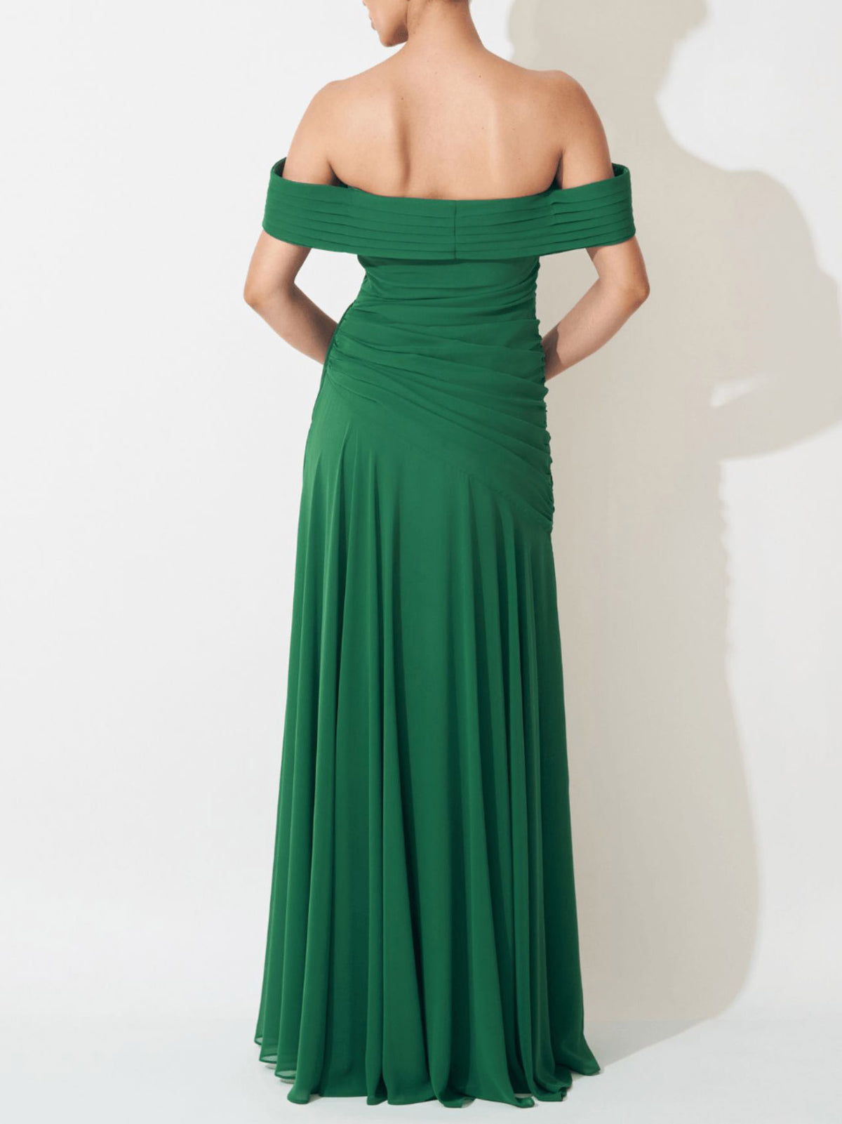 Abito lungo elegante in chiffon arricciato con spalle scoperte