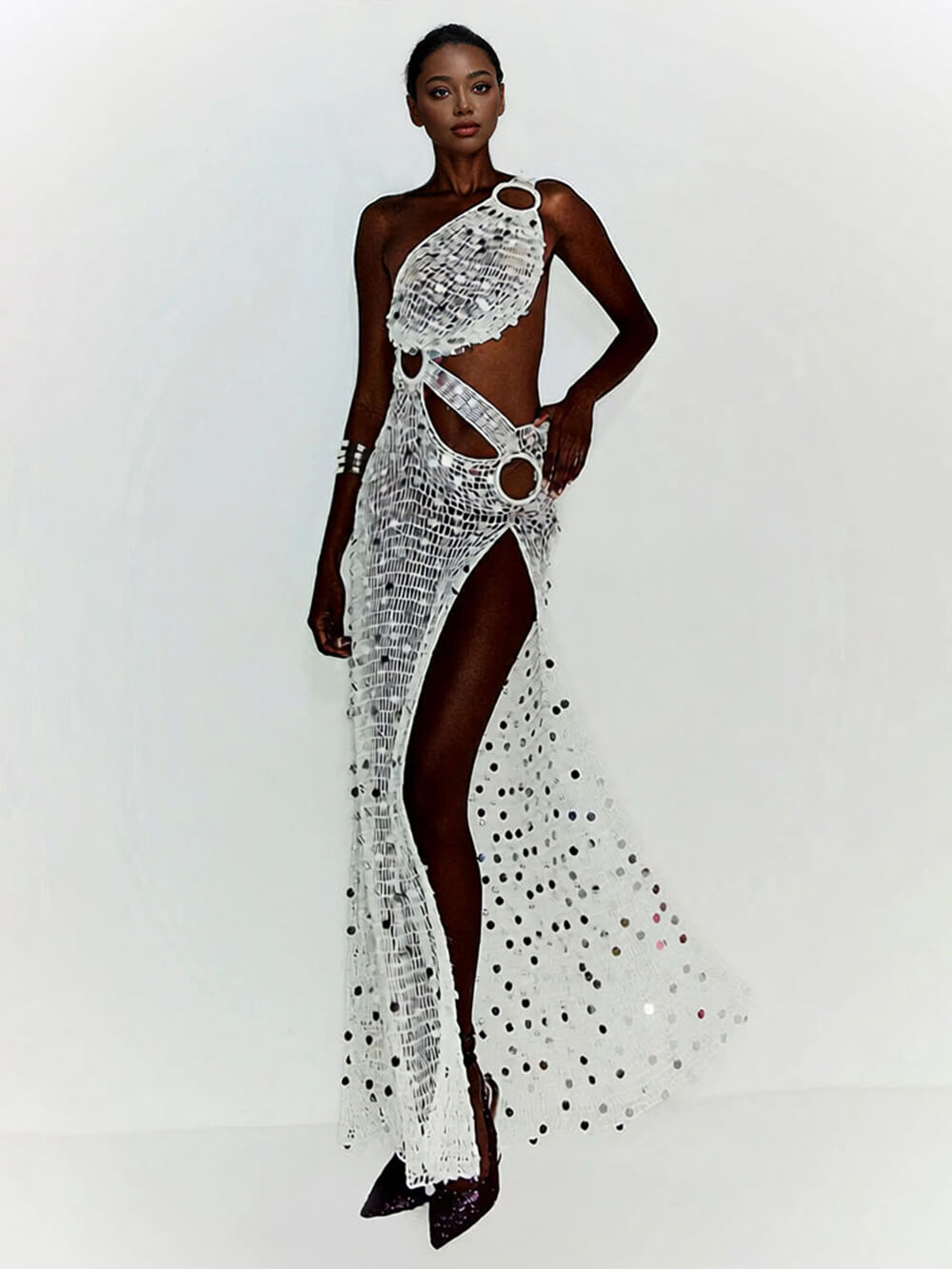 Sexy abito lungo copricostume bianco in maglia con aperture, paillettes, monospalla, anelli decorativi e spacco