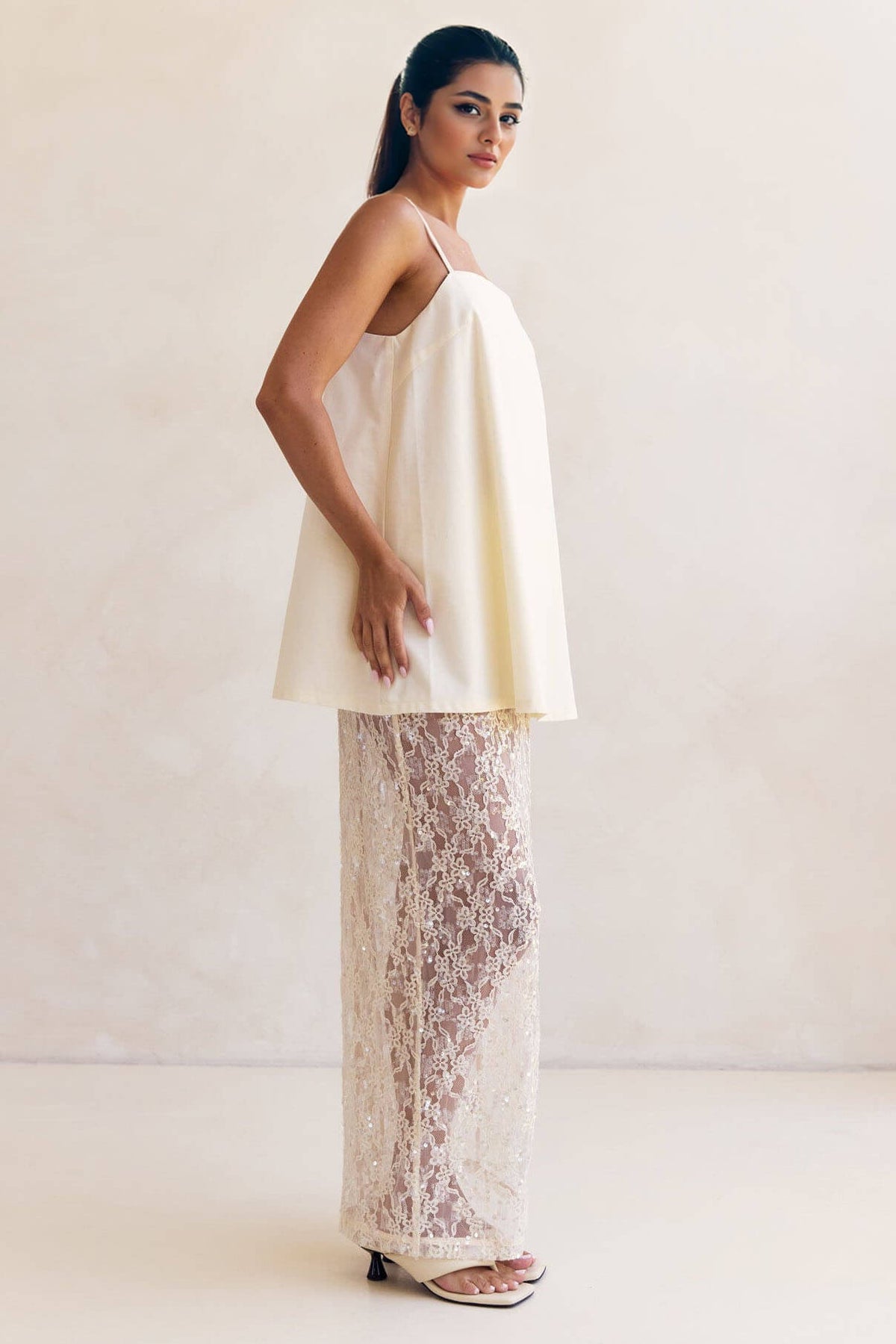 Elegantes Set aus A-Linien-Oberteil mit Carmen-Ausschnitt und Trägern sowie transparentem Pailletten-Spitzen-Maxirock mit hoher Taille