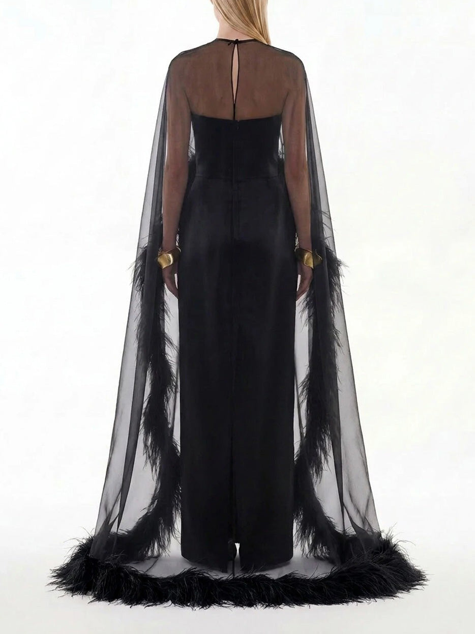 Elegante abito maxi in raso nero con scialle in chiffon trasparente