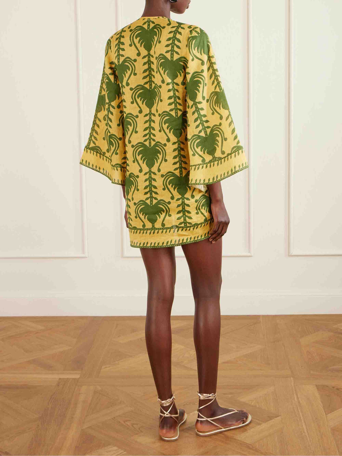 Lässiges Minikleid mit Palmenprint und ausgestellten Ärmeln