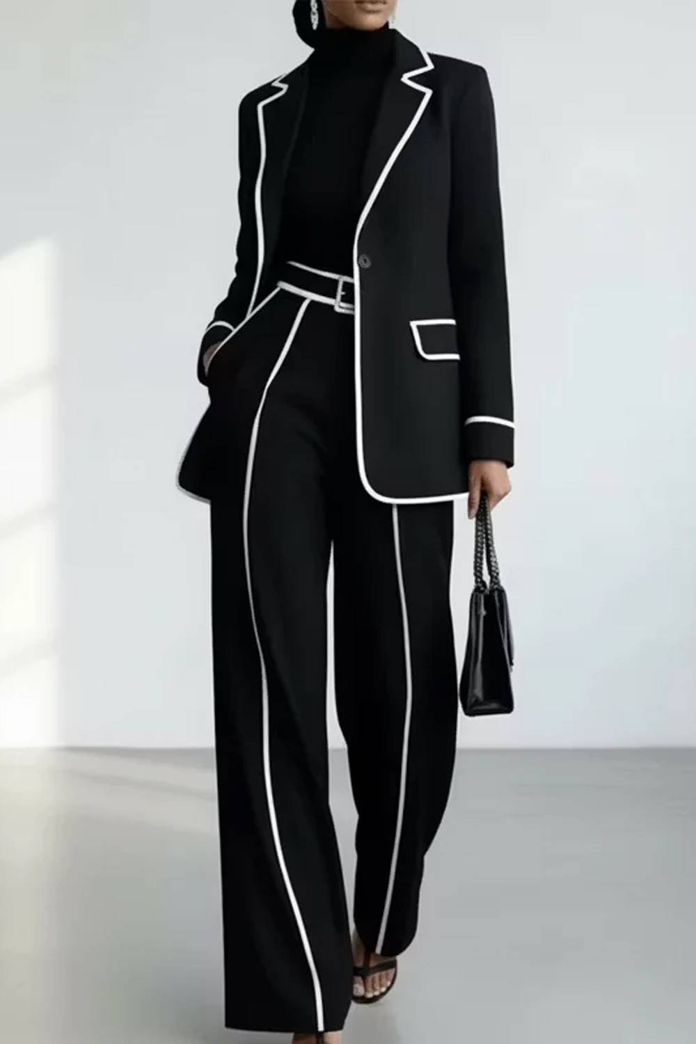Zweiteiliger Hosenanzug aus Blazer mit kontrastierenden Paspeln und Hose mit weitem Bein