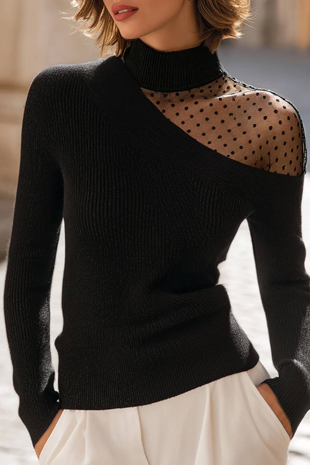 Top de malha com gola subida, malha transparente com bolinhas e mangas compridas