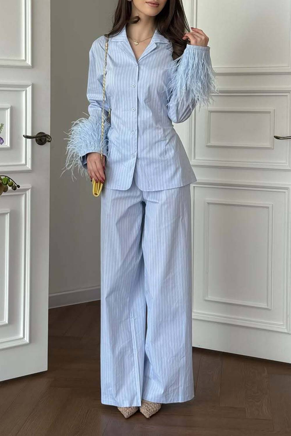 Blazer a rayas con puños de plumas y conjunto de dos piezas con pantalón de pierna ancha