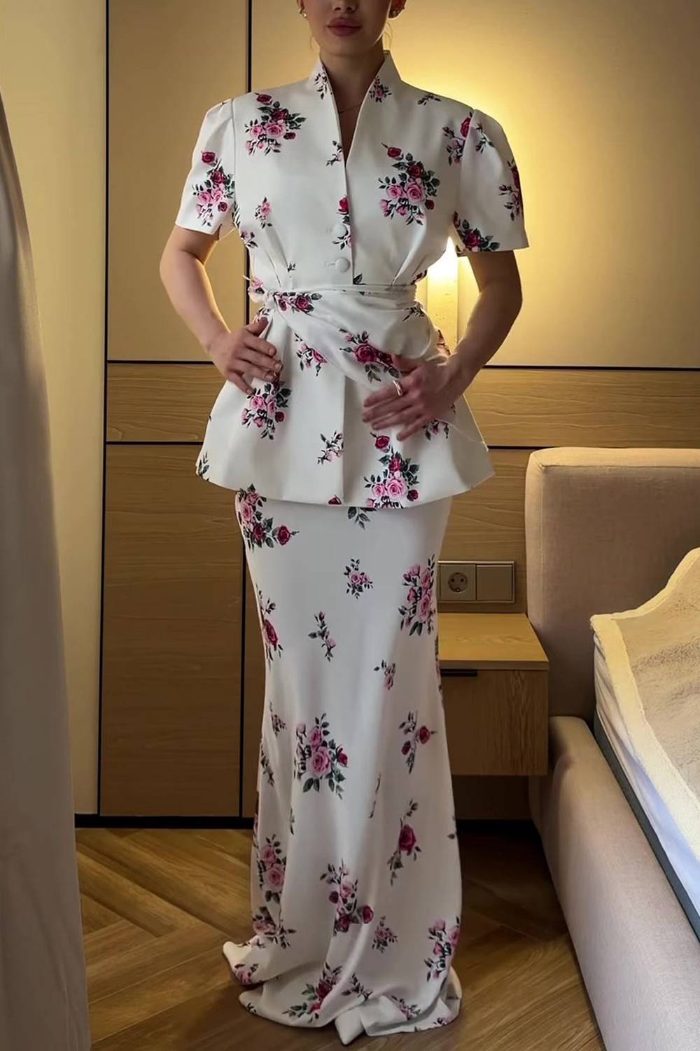 Completo due pezzi con top peplum a stampa floreale, colletto alla coreana, scollo a V con abbottonatura e maniche a sbuffo, e gonna lunga a sirena