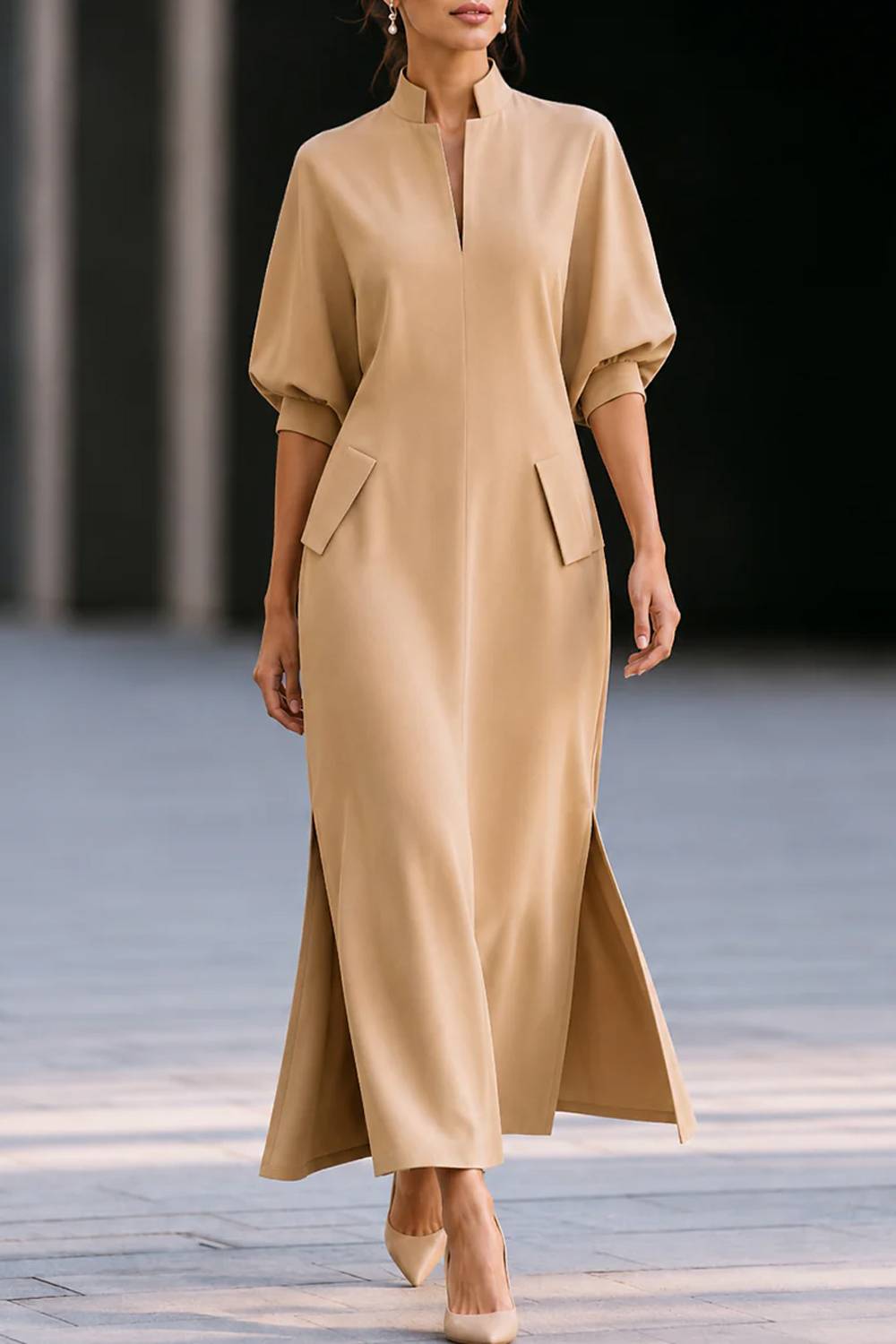 Vestido comprido com gola subida, mangas abalonadas, bolsos e racha lateral