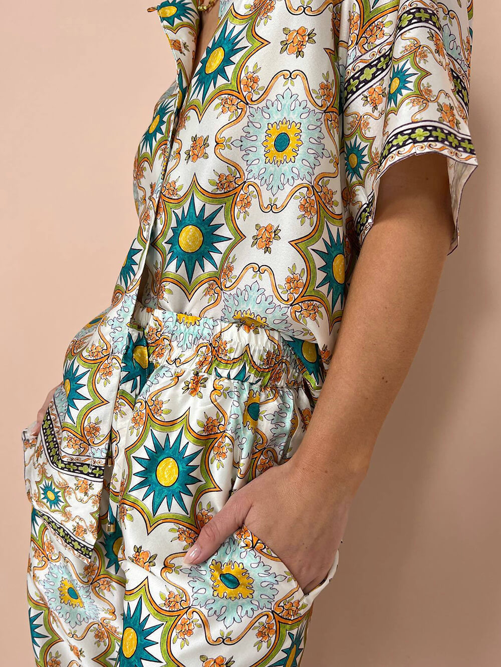 Fato de duas peças com estampado étnico, composto por top casual elegante e calças de perna larga