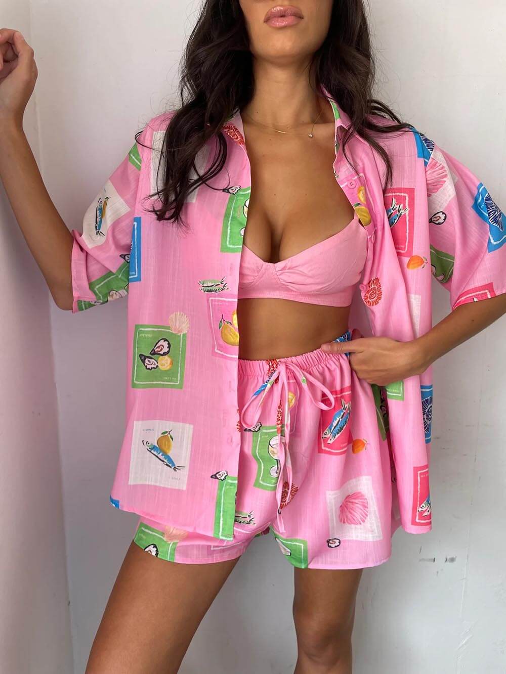 Conjunto informal de camisa estampada con cordones y shorts elásticos