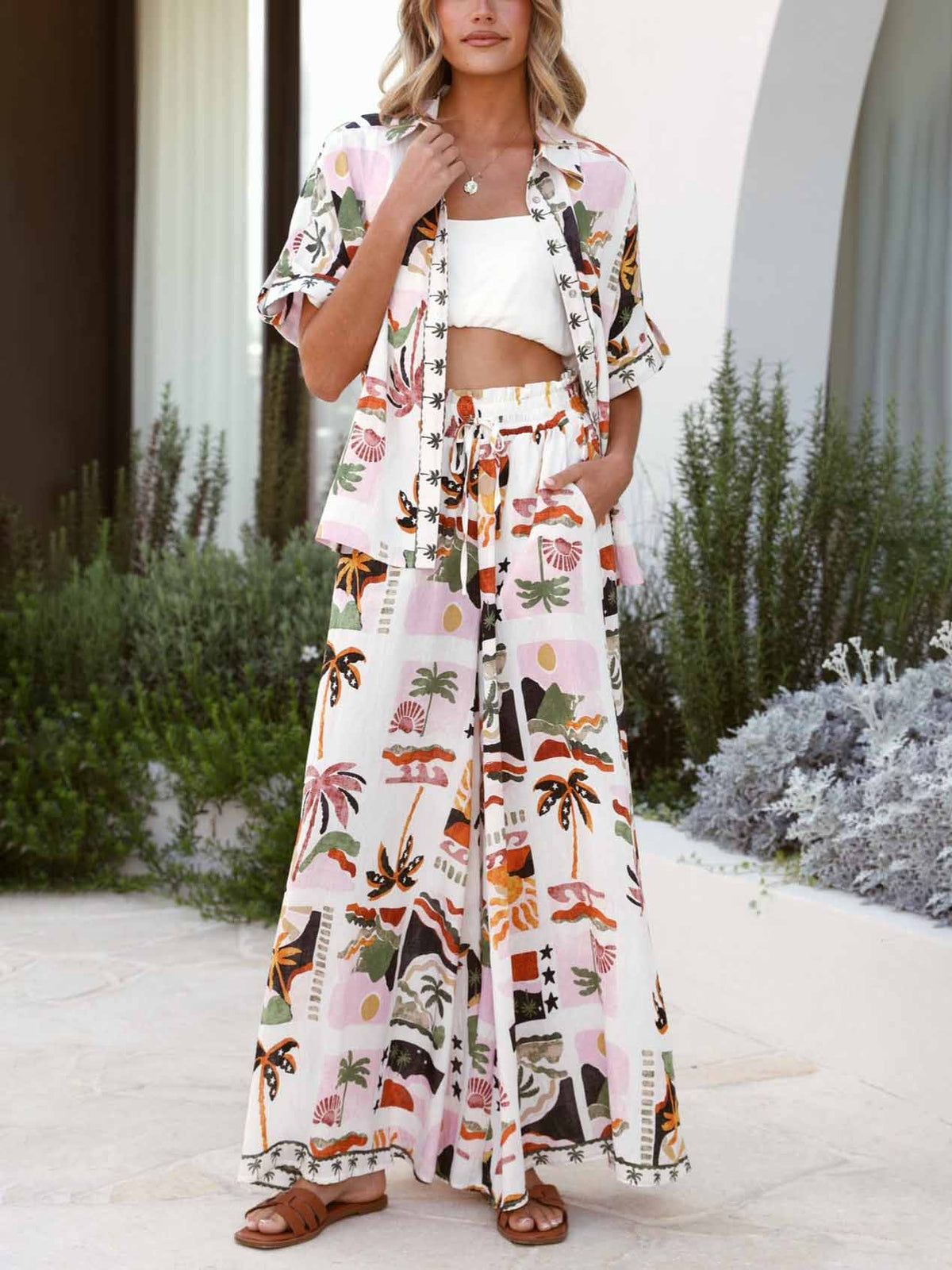 Completo casual a due pezzi con camicia a maniche corte e pantaloncini con stampa di palme del deserto