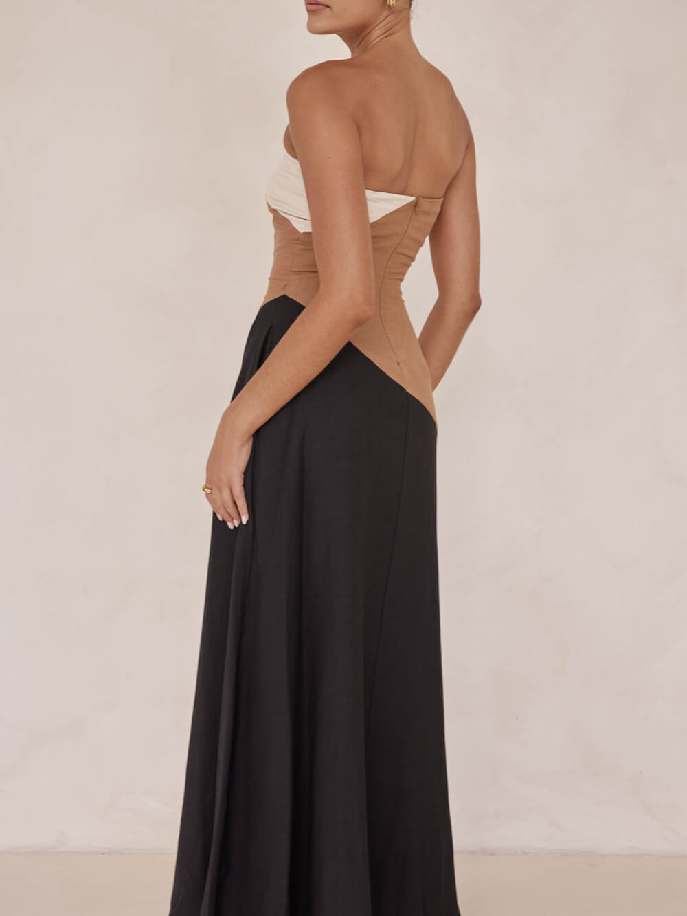 Vestido maxi assimétrico com blocos de cor