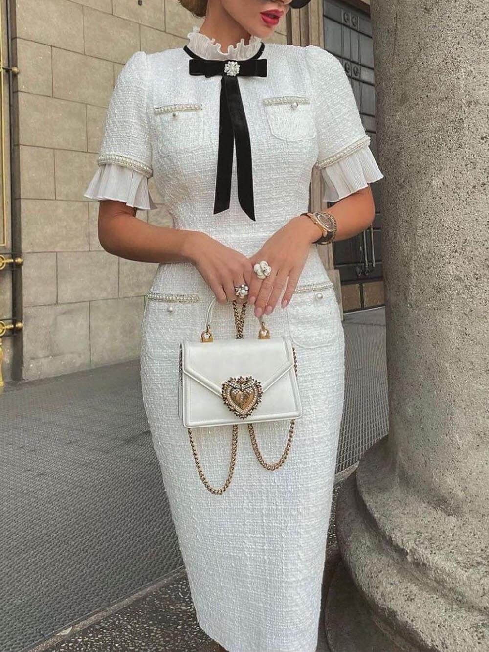 Vestido midi formal em tweed com acabamento de pérolas e laço