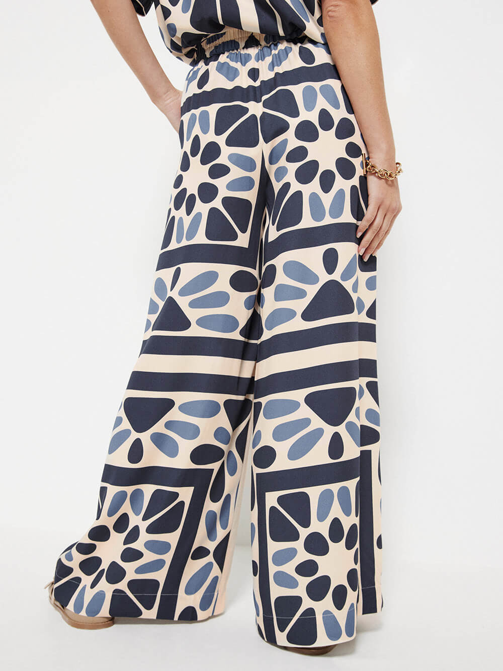 Pantalones holgados con cintura elástica y estampado étnico único, de estilo vacacional veraniego