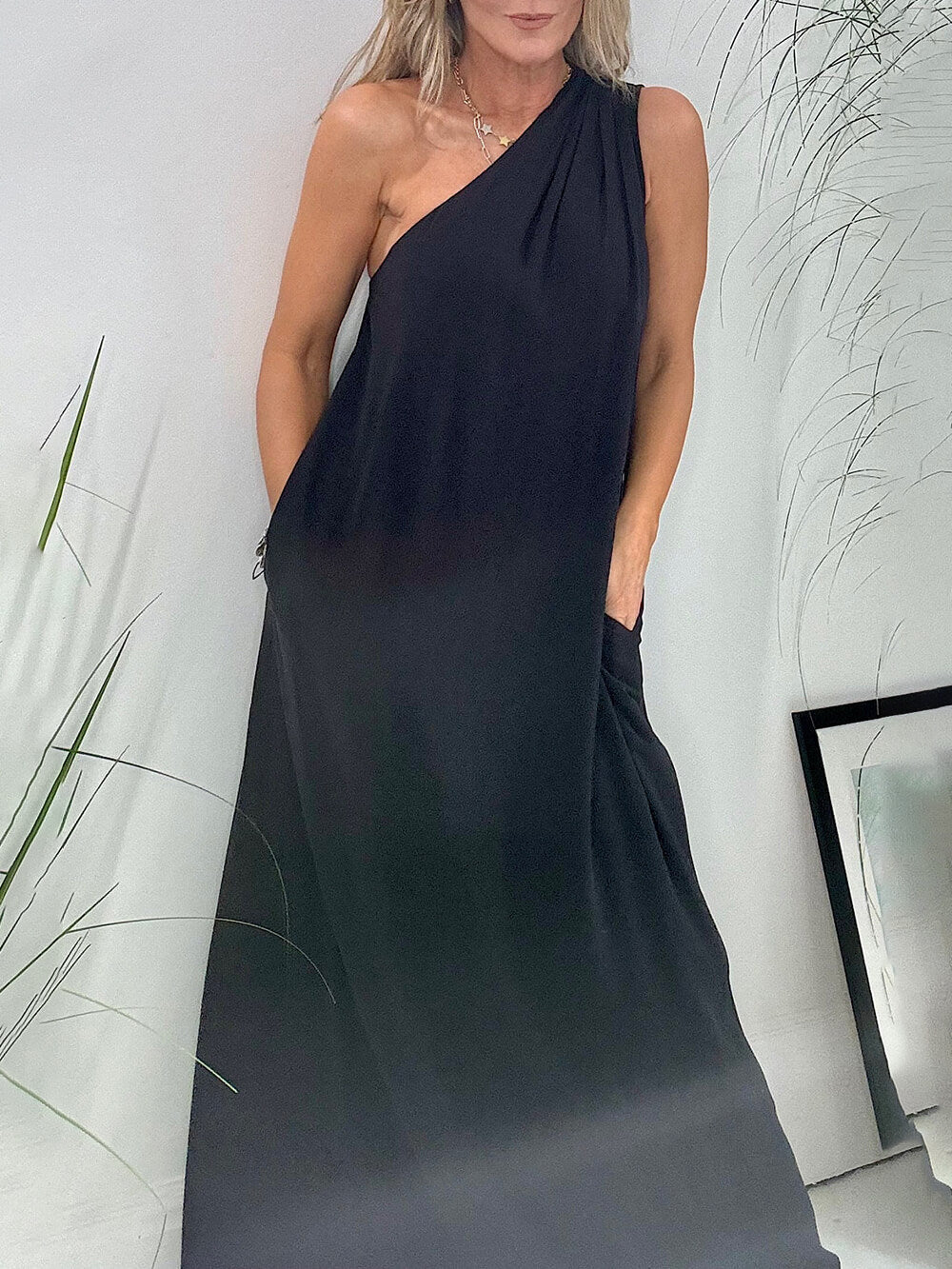 Robe ample à une épaule, avec plis, poche et manche fendue