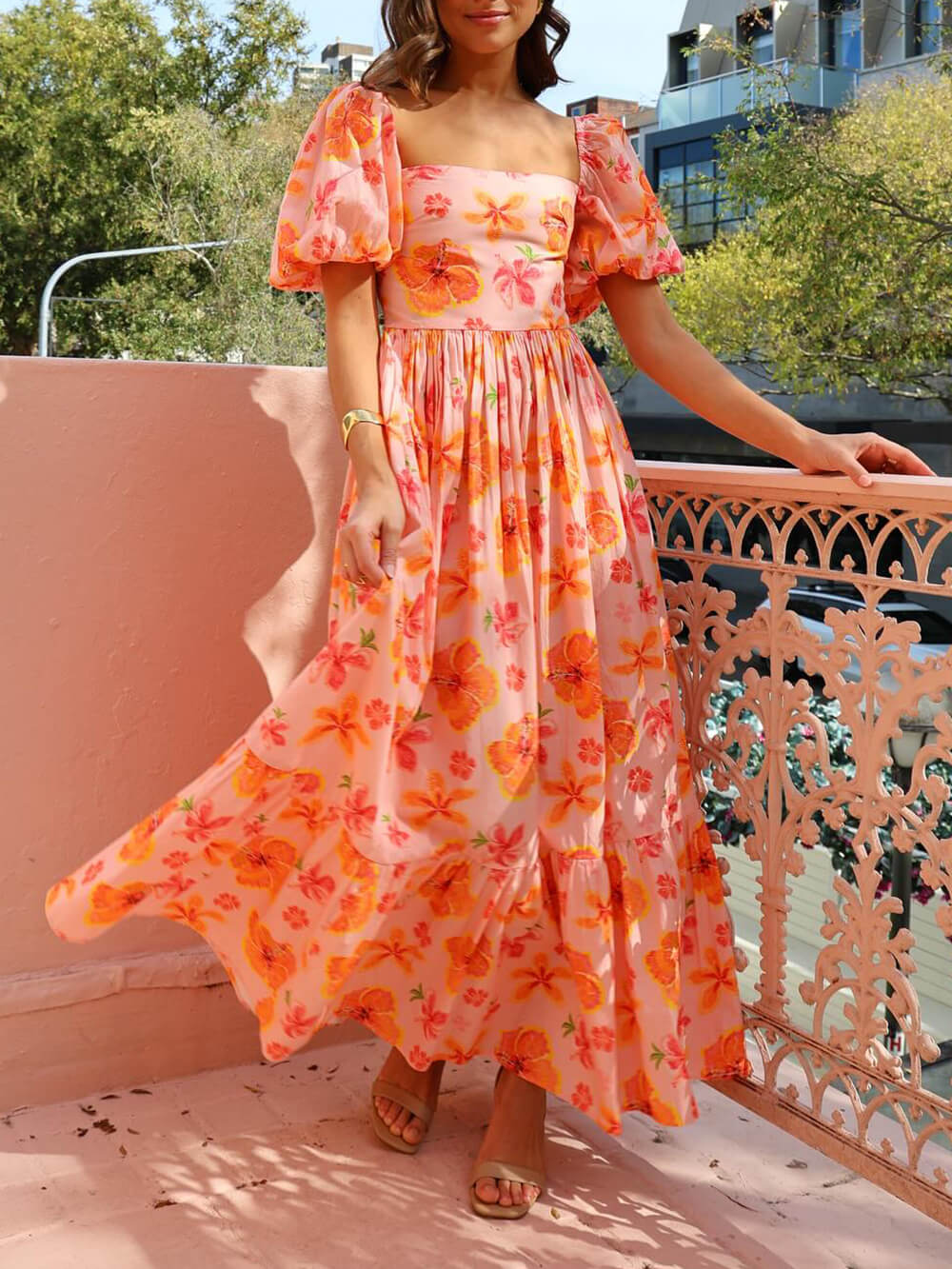 Vestido largo con estampado floral, mangas abullonadas, espalda fruncida y bolsillos
